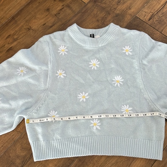 Sweater with daisies - Picture 3 of 3